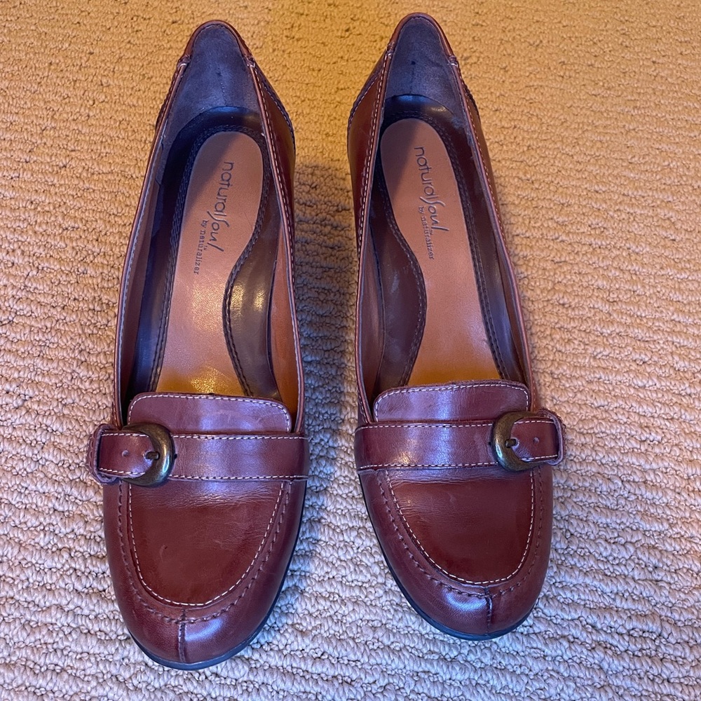 Brown leather NATURALIZER shoes